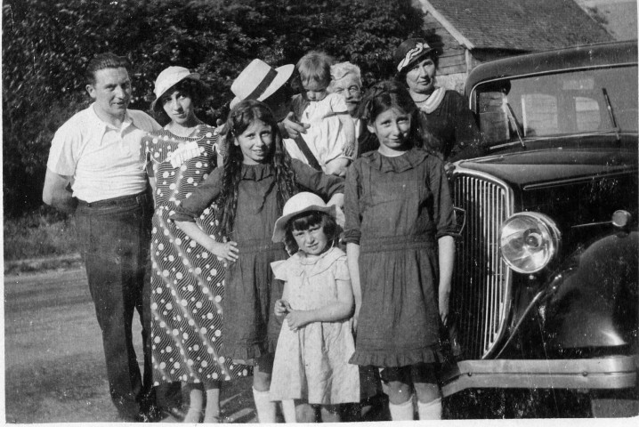 Juliette Féron, les jumelles Annette et Charlette Féron, Denise, Huguette, Léon,Suzanne Messager : photographie noir et blanc, DR, 15 x 10, (sd) (collection particulière Maryvonne Thoréton, AMA, 2018.)