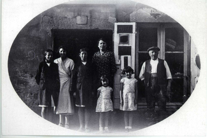 Charles et Juliette Féron, Suzanne (fille aînée), les jumelles Charlette et Annette Féron, Denise et Huguette Messager devant l'épicerie photographie noir et blanc, 15.2x10, Léon Messager, 1938.