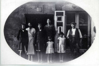 Charles et Juliette Féron, Suzanne (fille aînée), les jumelles Charlette et Annette Féron, Denise et Huguette Messager devant l'épicerie photographie noir et blanc, 15.2x10, Léon Messager, 1938.