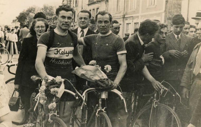 Course cycliste à Gacé (1949), Rémy Claire Rémy et (Lescuyer Louis ?) club sportif d'Alençon (CSA), vainqueurs, (derrière M et Mme Gourier, mécanicien Citroën, photographie noir et blanc, studio V. Levesque, collection particulière I. Houlette, B. Morel, 2024, AMA.