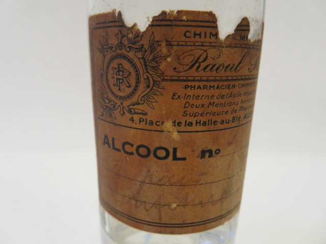 Flacons et bouteilles d'alcool.
