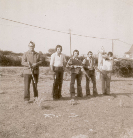 Tir de précision et ball-trap, section de Fresnay-sur-Sarthe : lot de 2 photographies noir et blanc, Munoz, (8.2cm x 8.6cm).