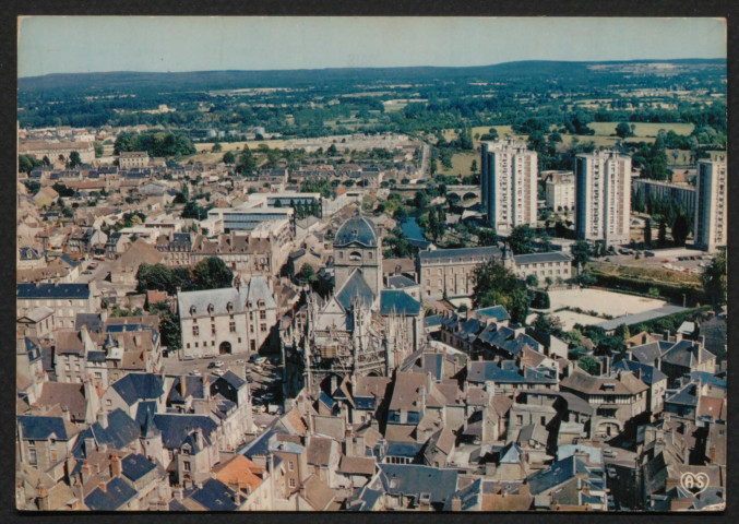 Alençon (Orne), vue générale et église Notre-Dame, carte postale ancienne noir et blanc n°204, Artaud frères, éditeur, Nantes-Carquefou, (Date d'utilisation : 23 mai 1977), (15x10,5), AMA, 2 exemplaires.