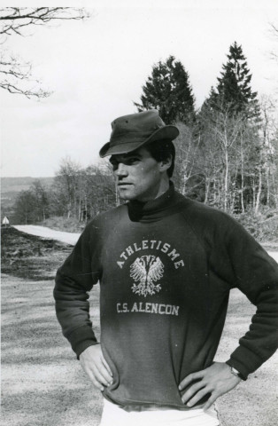 André Brilland, athlète, champion de France junior en 1962 du 110 mètres haies, photographie noir et blanc, Claude Varnier, collection particulière Thierry Varnier, 2024, AMA.