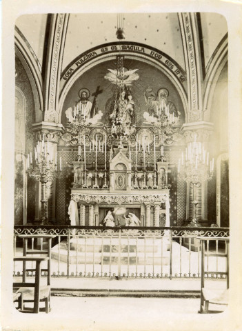 Alençon, chapelle de l'église Saint Pierre de Montsort, autel de la Vierge, photographie noir et blanc, tirage argentique sur papier, (8.5cm x 11.7cm)(1894).